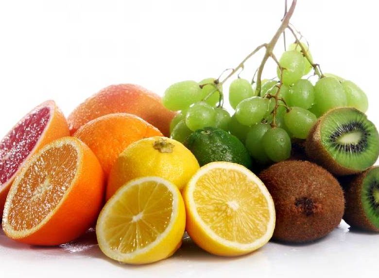 Фруктоедение. Урожай. Свежие фрукты и овощи фото. Фруктовый салат на белом фоне. Фрукты пластмассовые для детей.