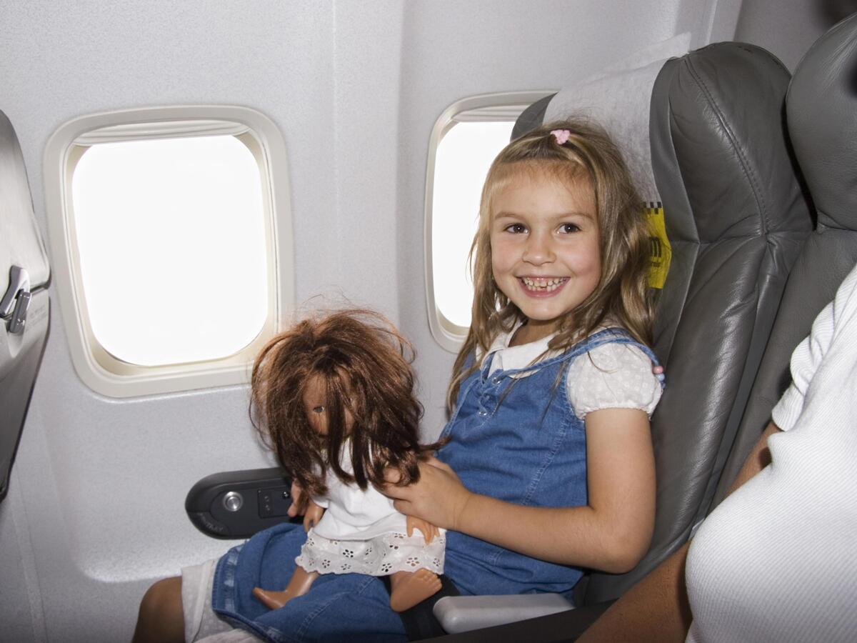Перепады давления и плачь: как летать на самолете с малышами