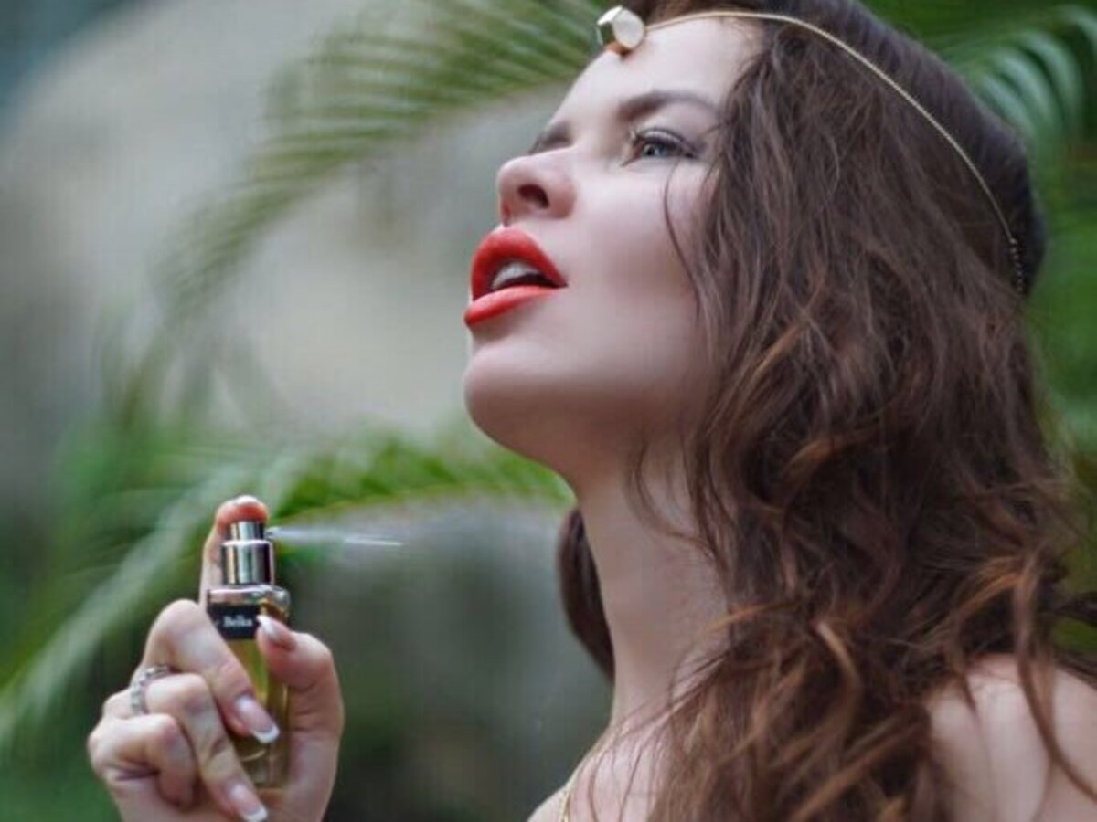 Запах сохранится надолго: как правильно наносить парфюм летом