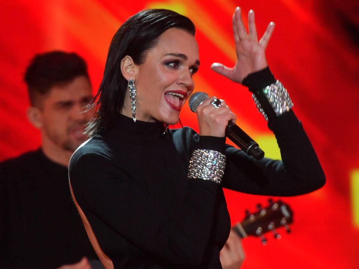 «Нужно сделать операцию»: певица Слава потеряла здоровье из-за гипнотизера