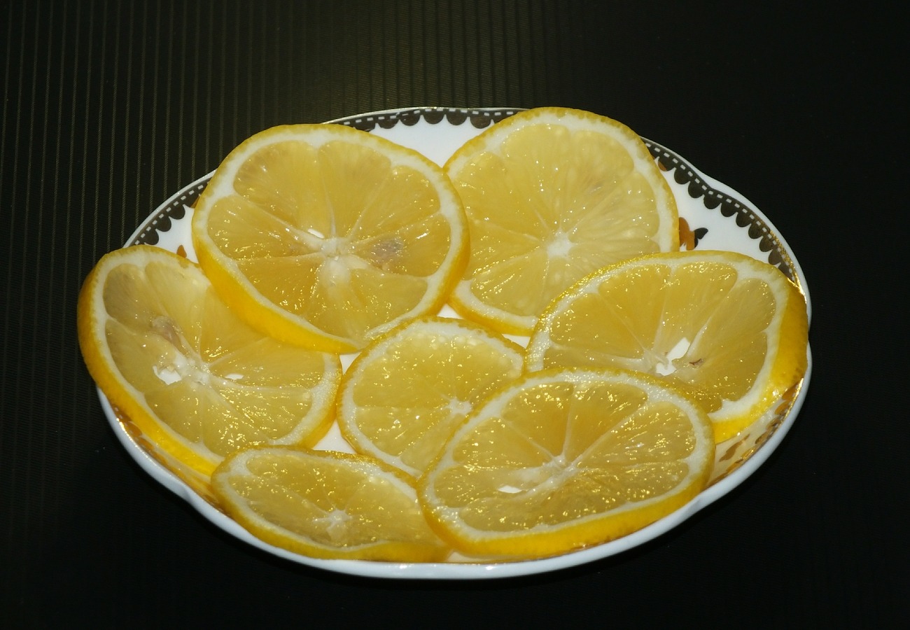 "Действуйте с осторожностью": можно ли давать ребенку лимон?