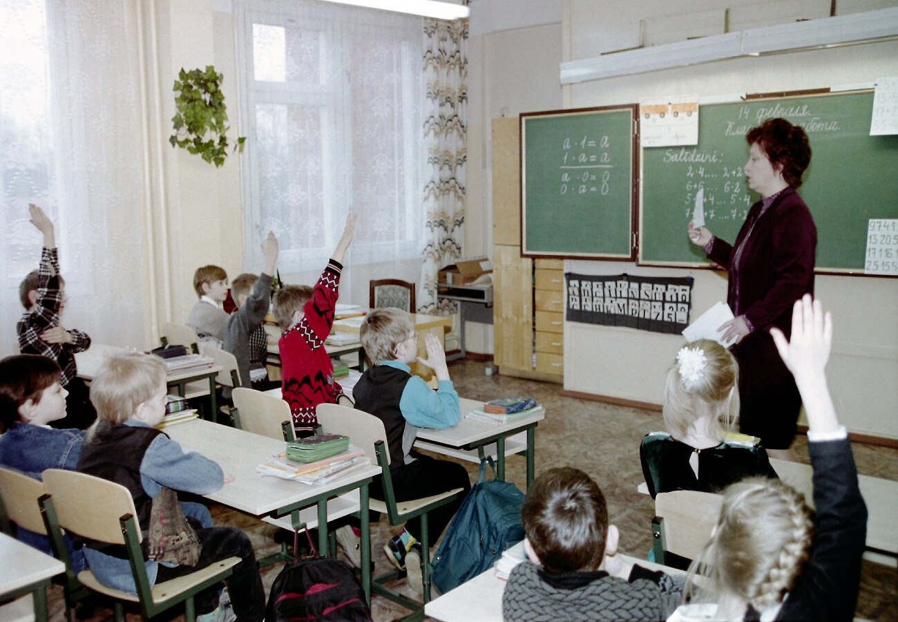 Выгонят из школы за телефон: в России хотят запретить смартфоны на уроках