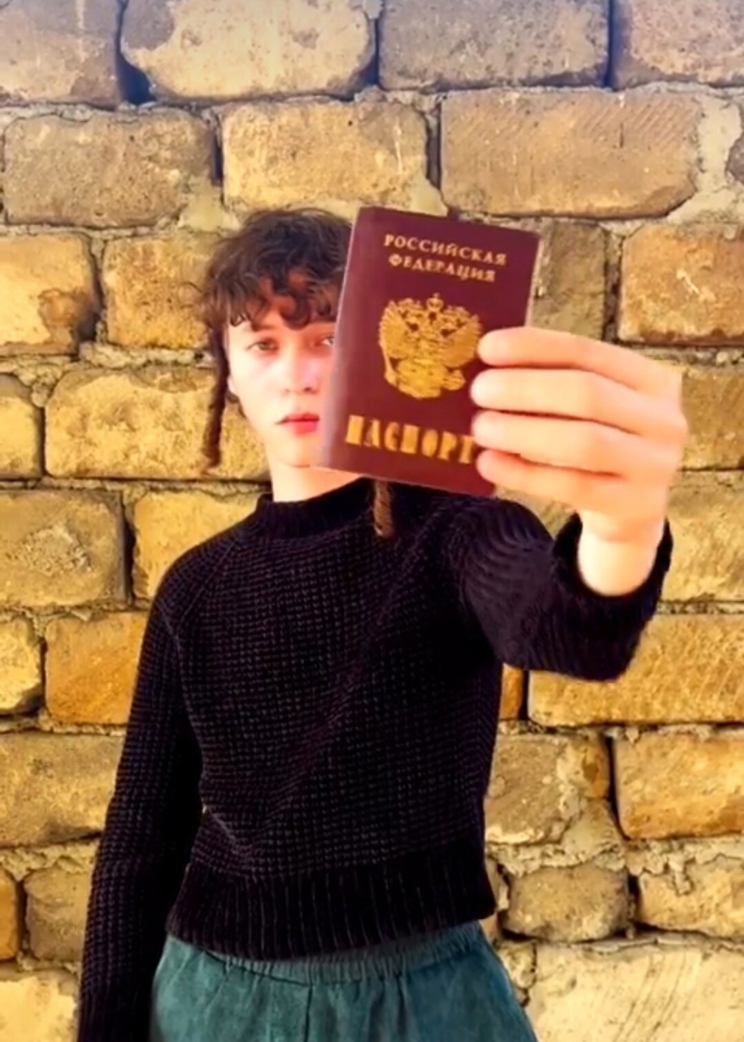"Это глупость": певец Шарлот публично сжег российский паспорт и пожалел