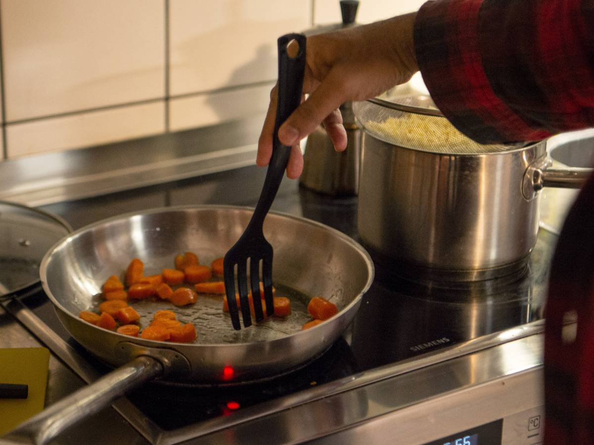 Как ухаживать за посудой для индукционной плиты: опытные хозяйки рекомендуют